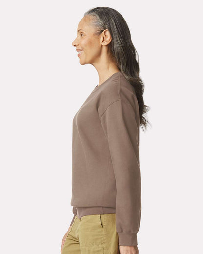 Gildan SF000 Unisex Softstyle® Midweight Crewneck Sweatshirt - Brown Savana - On Model Side