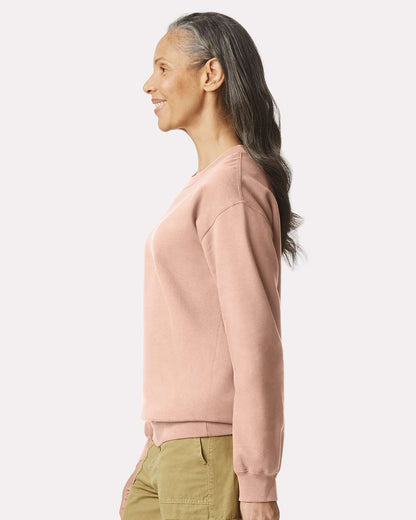 Gildan SF000 Unisex Softstyle® Midweight Crewneck Sweatshirt - Dusty Rose - On Model Side